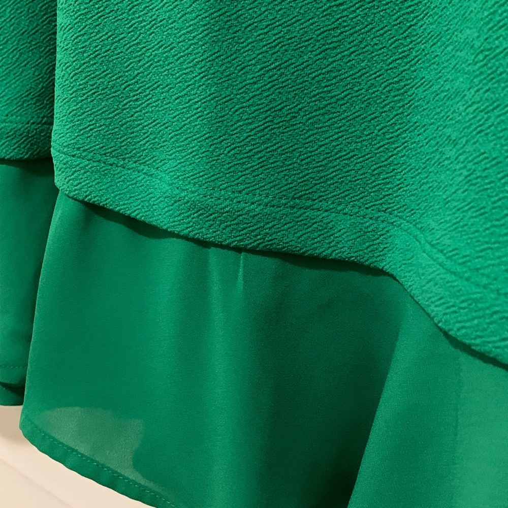 💚Green Top w/ Ruffled Hem💚 - Picture 2 of 2